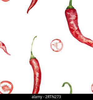 Aquarell handgezeichnetes Muster mit roter ganzer und geschnittener Chilischote. Würziger Hintergrund für Papier, Verpackung, Textil. Gut zum Kochen von Büchern, Restaurant Stockfoto