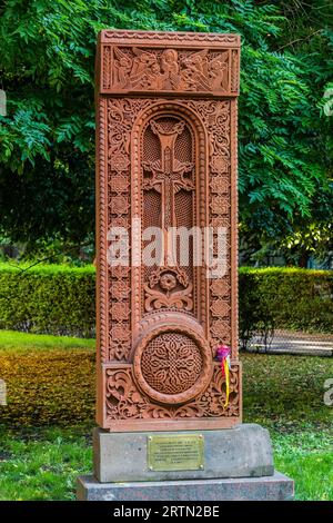 PRAG, TSCHECHIEN - 22. JUNI 2020: Khachkar (armenischer Kreuzstein) dient als Denkmal der tschechisch-armenischen Freundschaft in Prag, Tschechien Stockfoto