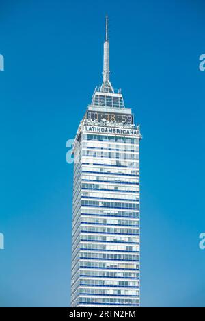 Mexiko-Stadt, CDMX, Mexiko, Lateinamerikanischer Turm mit klarem blauen Himmel, nur redaktionell Stockfoto