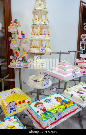 Mexiko-Stadt, CDMX, Mexiko, Eine Ausstellung von dekorierten Kuchen im Pas Eleria ideal, einem traditionellen mexikanischen Bäckereigeschäft, nur redaktionell Stockfoto