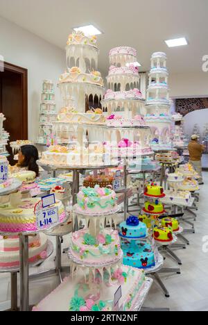 Mexiko-Stadt, CDMX, Mexiko, Eine Ausstellung von dekorierten Kuchen im Pas Eleria ideal, einem traditionellen mexikanischen Bäckereigeschäft, nur redaktionell Stockfoto