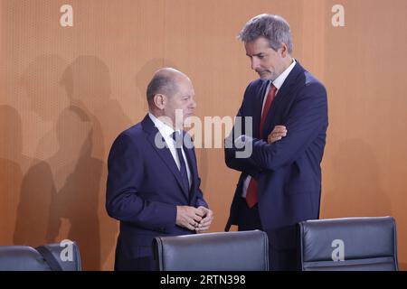 Olaf Scholz, Bundeskanzler, Regierungssprecher Steffen Hebestreit, Deutschland, Berlin, Bundeskanzleramt, das Bundeskabinett befasst sich in seiner 74. Sitzung 13. September 2023 unter anderem gemeinsam mit dem französischen Wirtschafts- und Finanzminister Bruno Le Maire mit einer Aussprache zur Transformation der Industrie im globalen Wettbewerb. *** Olaf Scholz, Bundeskanzler, Regierungssprecher Steffen Hebestreit, Deutschland, Berlin, Bundeskanzleramt, auf seiner Sitzung 74 am 13. September 2023 wird das Bundeskabinett unter anderem über den Wandel der Industrie in diskutieren Stockfoto