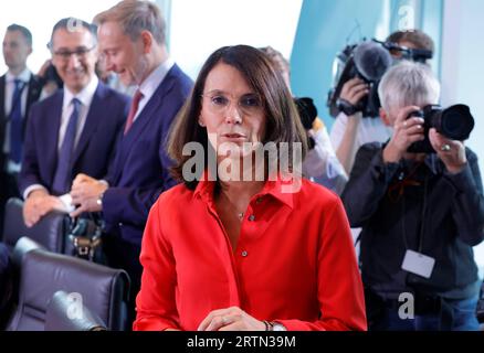 Deutschland, Berlin, Bundeskanzleramt, das Bundeskabinett befasst sich in seiner 74. Sitzung 13. September 2023 unter anderem gemeinsam mit dem französischen Wirtschafts- und Finanzminister Bruno Le Maire mit einer Aussprache zur Transformation der Industrie im globalen Wettbewerb. *** Deutschland, Berlin, Bundeskanzleramt, auf seiner Sitzung 74 am 13. September 2023 wird das Bundeskabinett unter anderem mit dem französischen Wirtschafts- und Finanzminister Bruno Le Maire über die Transformation der Industrie im globalen Wettbewerb diskutieren Stockfoto