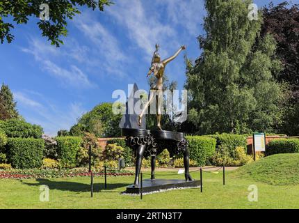 Eine Skulptur von Salvador Dali namens „Surrealist Piano“ vor dem Eingang zum Shrewsbury Castle, Shrewsbury, Shropshire, England, Vereinigtes Königreich Stockfoto