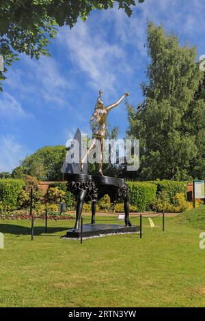 Eine Skulptur von Salvador Dali namens „Surrealist Piano“ vor dem Eingang zum Shrewsbury Castle, Shrewsbury, Shropshire, England, Vereinigtes Königreich Stockfoto