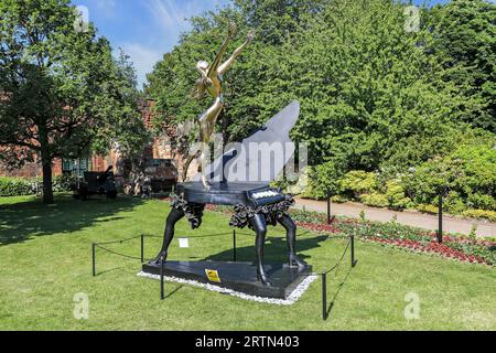 Eine Skulptur von Salvador Dali namens „Surrealist Piano“ vor dem Eingang zum Shrewsbury Castle, Shrewsbury, Shropshire, England, Vereinigtes Königreich Stockfoto