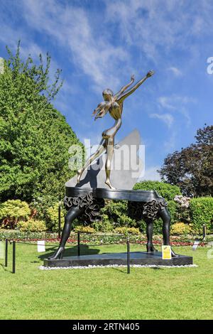 Eine Skulptur von Salvador Dali namens „Surrealist Piano“ vor dem Eingang zum Shrewsbury Castle, Shrewsbury, Shropshire, England, Vereinigtes Königreich Stockfoto