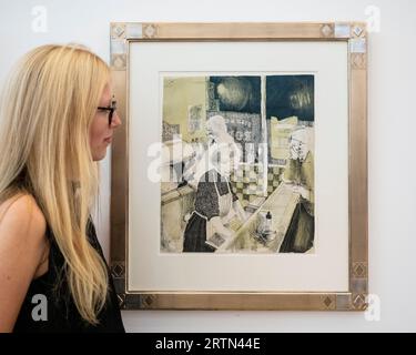 London, Großbritannien. 14. September 2023. Ein Mitarbeiter schaut auf den Fish and Chip Shop, 1954, (Est. £15.000 - 20.000) bei einer Vorschau auf eine Ausstellung von Werken des britischen Künstlers David Hockney vor ihrer Auktion am 21. September auf dem Phillips Berkeley Square. Quelle: Stephen Chung / Alamy Live News Stockfoto