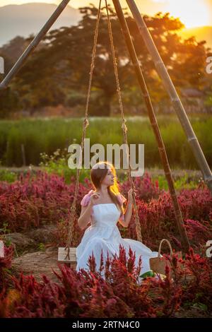 Schöne Frau inmitten des blühenden Parks Stockfoto