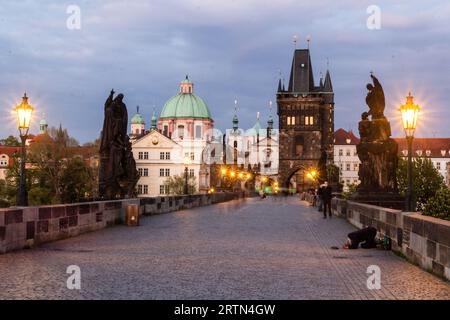 PRAG, TSCHECHIEN - 27. APRIL 2020: Abend an der Karlsbrücke in Prag, Tschechien Stockfoto