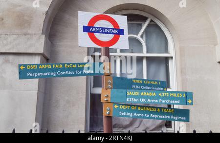 London, Großbritannien. September 2023. Aktivisten veranstalten in Whitehall einen Anti-Waffen- und Antikriegsprotest, während die Defence and Security Equipment International (DSEI) Arms Fair im Excel Centre im Osten Londons stattfindet. Quelle: Vuk Valcic/Alamy Live News Stockfoto