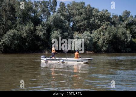 Serbien, 31. Juli 2023: Zwei Männer, die in einem Boot auf der Donau nahe Belgrad fischen Stockfoto