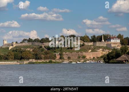Belgrad, Serbien - Ein Hubschrauber, der über den Kalemegdan-Park und die Zitadelle am Zusammenfluss von Save und Donau fliegt Stockfoto