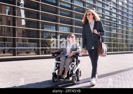 Geschäftspartner gehen durch das Finanzviertel Stockfoto