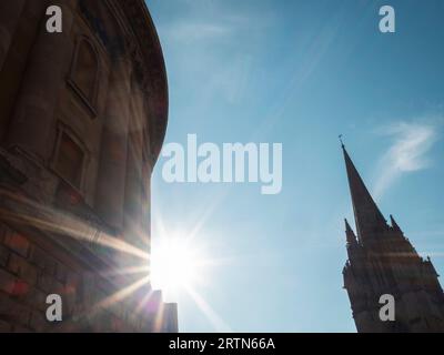 Sonnenaufgang, Radcliffe Camera und University Church of St Mary the Virgin, Radcliffe Square, Oxford, Oxfordshire, England, UK. Stockfoto