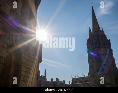 Sonnenaufgang, Radcliffe Camera und University Church of St Mary the Virgin, Radcliffe Square, Oxford, Oxfordshire, England, UK. Stockfoto