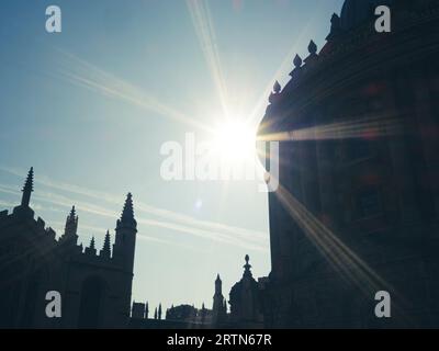 Sonnenaufgang über Radcliffe Camera, links All Souls College, Radcliffe Square, University of Oxford, Oxfordshire, England, GROSSBRITANNIEN, GB. Stockfoto