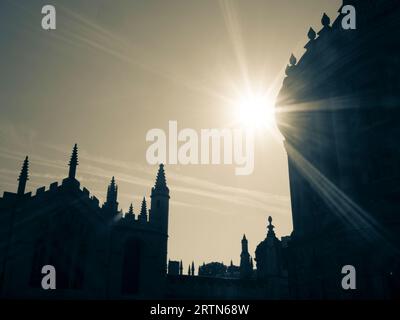 Sonnenaufgang über Radcliffe Camera, links All Souls College, Radcliffe Square, University of Oxford, Oxfordshire, England, GROSSBRITANNIEN, GB. Stockfoto