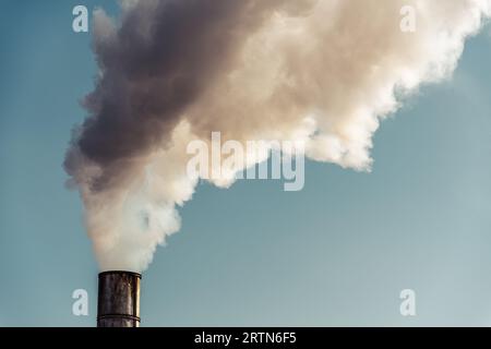 Das Rohr der Luft, die die Fabrik verschmutzt. Umweltkonzept. Hochwertige Fotos Stockfoto