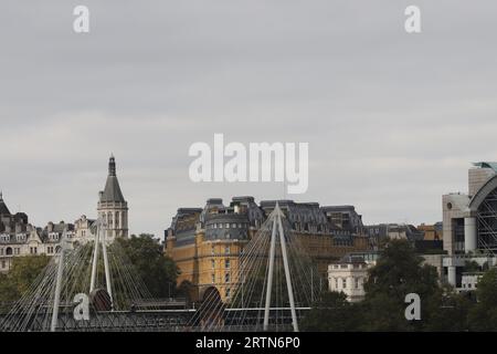 Golden Jubilee Bridge und Corinthia Hotel London UK September 2023 Stockfoto