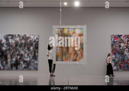 White Cube, Bermondsey, London, Großbritannien. September 2023. Mit dem Titel „Sie sind auf andere Weise in ihr eigenes Land gegangen (eine 9x9x9-Hauntologie)“ übernimmt Julie Mehretus Ausstellung die Bermondsey-Galerie mit neuen großformatigen Gemälden. Anhand von Bildern aus aktuellen Medienquellen, insbesondere aus der Berichterstattung über den anhaltenden Krieg in der Ukraine und den Aufstand des Kapitols der USA vom 6. Januar 2021, übersetzt die Künstlerin das Material, um zu ihrer eigenen unverwechselbaren Form der Abstraktion zu gelangen. Die Ausstellung findet vom 15. September bis 5. November 2023 statt. Quelle: Malcolm Park/Alamy Live News Stockfoto