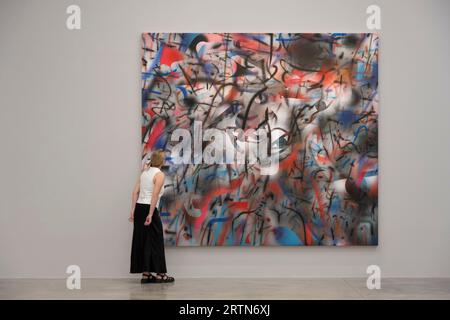 White Cube, Bermondsey, London, Großbritannien. September 2023. Mit dem Titel „Sie sind auf andere Weise in ihr eigenes Land gegangen (eine 9x9x9-Hauntologie)“ übernimmt Julie Mehretus Ausstellung die Bermondsey-Galerie mit neuen großformatigen Gemälden. Anhand von Bildern aus aktuellen Medienquellen, insbesondere aus der Berichterstattung über den anhaltenden Krieg in der Ukraine und den Aufstand des Kapitols der USA vom 6. Januar 2021, übersetzt die Künstlerin das Material, um zu ihrer eigenen unverwechselbaren Form der Abstraktion zu gelangen. Die Ausstellung findet vom 15. September bis 5. November 2023 statt. Quelle: Malcolm Park/Alamy Live News Stockfoto