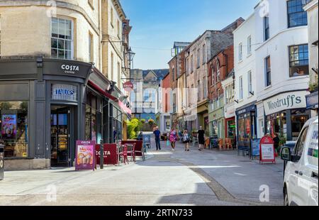 Sehen Sie die High Street in Stroud, einer Marktgemeinde in Gloucestershire. Gelegen in den Cotswolds am Treffpunkt der fünf Täler, England, Unit Stockfoto