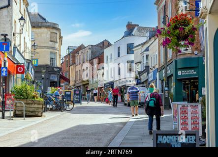 Sehen Sie die High Street in Stroud, einer Marktgemeinde in Gloucestershire. Gelegen in den Cotswolds am Treffpunkt der fünf Täler, England, Unit Stockfoto