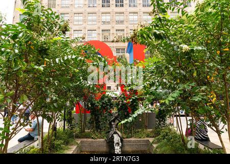 New York, Usa. September 2023. People Walk, machen Fotos von Kunstinstallationen, die von Robert Indiana geschaffen und von seiner Legacy Initiative im Rockefeller Center präsentiert wurden. Robert Indiana Legacy Initiative präsentierte drei Installationen: LOVE (Red Outside, Blue Inside), ONE Through ZERO (die zehn Zahlen), Peace Flags from Peace Paintings. (Foto: Lev Radin/Pacific Press) Credit: Pacific Press Media Production Corp./Alamy Live News Stockfoto