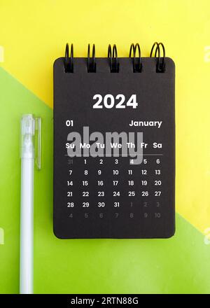 Januar 2024 monatlicher schwarzer Tischkalender für 2024 Jahre auf schönem Hintergrund. Stockfoto