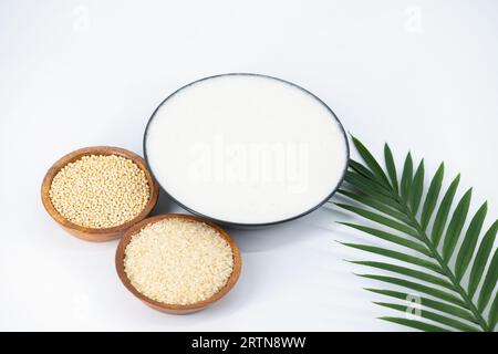 Selektiv fokussiertes Bild von fermentiertem Teig für Idli und Dosa im isolierten Hintergrund. Idly und Dosa-Teig in einer Schüssel für die Gärung, die zur Vorbereitung verwendet wird Stockfoto