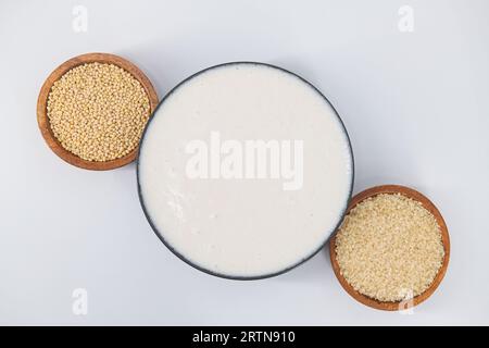 Selektiv fokussiertes Bild von fermentiertem Teig für Idli und Dosa im isolierten Hintergrund. Idly und Dosa-Teig in einer Schüssel zur Gärung. Stockfoto