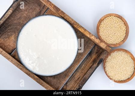 Selektiv fokussiertes Bild von fermentiertem Teig für Idli und Dosa im isolierten Hintergrund. Idly und Dosa-Teig in einer Schüssel zur Gärung. Stockfoto