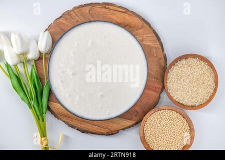 Selektiv fokussiertes Bild von fermentiertem Teig für Idli und Dosa im isolierten Hintergrund. Idly und Dosa-Teig in einer Schüssel zur Gärung. Stockfoto