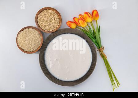 Selektiv fokussiertes Bild von fermentiertem Teig für Idli und Dosa im isolierten Hintergrund. Idly und Dosa-Teig in einer Schüssel zur Gärung. Stockfoto