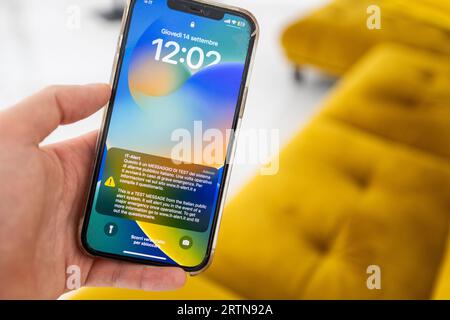 Lecce, Italien. September 2023. Ein Notfallalarm wird auf einem Apple iPhone am 14. September 2023 in Lecce, Italien, angezeigt. -IT-Alert, das neue nationale öffentliche Warnsystem, das Italien annimmt, um seine Bevölkerung im Falle drohender oder anhaltender großer Notfälle direkt zu informieren, wurde in der Region Apulien getestet. Die Tests begannen am Mittwoch, den 28. Juni 2023, in verschiedenen italienischen Regionen. (Foto von Manuel Romano/NurPhoto) Credit: NurPhoto SRL/Alamy Live News Stockfoto