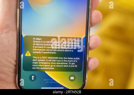 Lecce, Italien. September 2023. Ein Notfallalarm wird auf einem Apple iPhone am 14. September 2023 in Lecce, Italien, angezeigt. -IT-Alert, das neue nationale öffentliche Warnsystem, das Italien annimmt, um seine Bevölkerung im Falle drohender oder anhaltender großer Notfälle direkt zu informieren, wurde in der Region Apulien getestet. Die Tests begannen am Mittwoch, den 28. Juni 2023, in verschiedenen italienischen Regionen. (Foto von Manuel Romano/NurPhoto) Credit: NurPhoto SRL/Alamy Live News Stockfoto