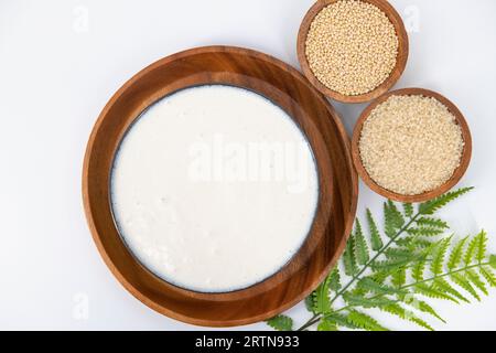 Selektiv fokussiertes Bild von fermentiertem Teig für Idli und Dosa im isolierten Hintergrund. Idly und Dosa-Teig in einer Schüssel zur Gärung. Stockfoto