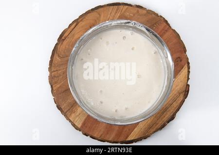 Selektiv fokussiertes Bild von fermentiertem Teig für Idli und Dosa im isolierten Hintergrund. Idly und Dosa-Teig in einer Schüssel zur Gärung. Stockfoto