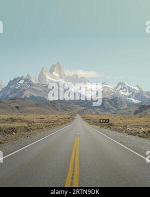 Ein minimalistischer Blick auf eine Straße, die nach El Chaltein in den südlichen argentinischen Anden führt Stockfoto