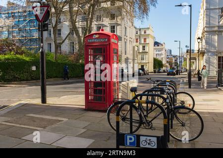 London, Großbritannien, 2023. Eine rote Telefonbox in Johannisbeere, das Modell K6 (Kiosk Nummer sechs), das 1935 entworfen wurde und mit St Edward's Crown verziert ist, die in Basrelief geprägt ist Stockfoto