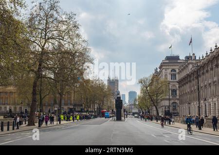 London, Großbritannien, 2023. Perspective on Whitehall, The Cabinet Office, Downing Street, The Women of World war II Memorial und Westminster Palace Stockfoto
