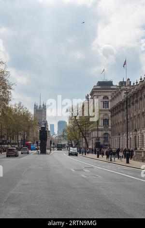 London, Großbritannien, 2023. Perspektive auf Whitehall, das Kabinettsamt, Downing Street, die Gedenkstätte für Frauen des Zweiten Weltkriegs und Westminster Palace (vertikal) Stockfoto