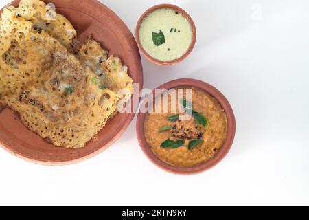 Selektiv fokussiertes indisches Rava Dosa und Tomaten-Chutney, Kokos-Chutney mit auf Schlammplatte serviert auf traditionelle Weise. Blick von oben auf indisches Frühstück Stockfoto