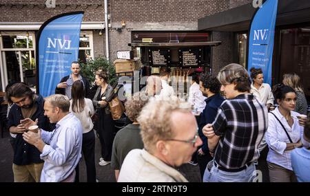 AMSTERDAM - Redaktion und andere Mitarbeiter des NRC während einer Arbeitsunterbrechung. Mit der Kampagne fordern sie einen finanziellen Ausgleich für den Verlust von Kaufkraft durch Inflation. ANP FREEK VAN DEN BERGH niederlande raus - belgien raus Stockfoto