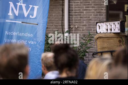 AMSTERDAM - Redaktion und andere Mitarbeiter des NRC während einer Arbeitsunterbrechung. Mit der Kampagne fordern sie einen finanziellen Ausgleich für den Verlust von Kaufkraft durch Inflation. ANP FREEK VAN DEN BERGH niederlande raus - belgien raus Stockfoto