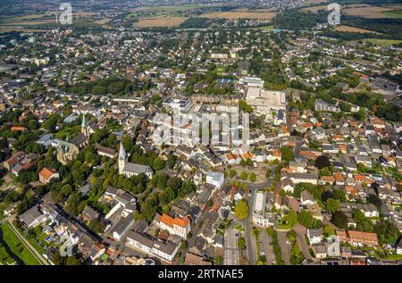 Luftbild, Innenstadtansicht mit Marktplatz, Kirche zur Heiligen Familie und evang. Pauluskirche, Kamen, Ruhrgebiet, Nordrhein-Westfalen, Deutschland ACHTUNGxMINDESTHONORARx60xEURO *** Blick von der Luft, Stadtzentrumsblick mit Marktplatz, Kirche zur Heiligen Familie und evang Pauluskirche, Kamen, Ruhrgebiet, Nordrhein-Westfalen, Deutschland ATTENTIONxMINESTHONORARx60xEURO Stockfoto