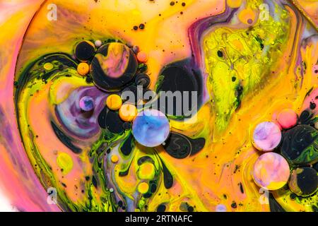 Heller und farbenfroher abstrakter Hintergrund aus Acrylfarben und Ölmix, Makroblase-Fotografie für Wandkunst Acrylfarbe und Ölmischung. Stockfoto