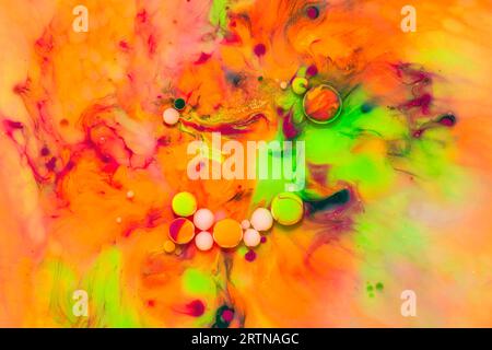 Heller und farbenfroher abstrakter Hintergrund aus Acrylfarben und Ölmix, Makroblase-Fotografie für Wandkunst Acrylfarbe und Ölmischung. Stockfoto