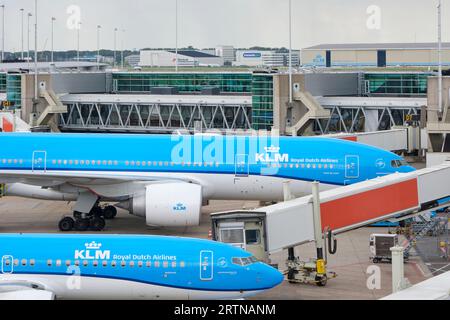 Zwei blaue KLM-Flugzeuge parkten am Flughafen Schiphol in den Niederlanden. Eine Boeing 777-200 er und eine Boeing 737-800 mit den Namen Pont du Gard und Redshank. Stockfoto